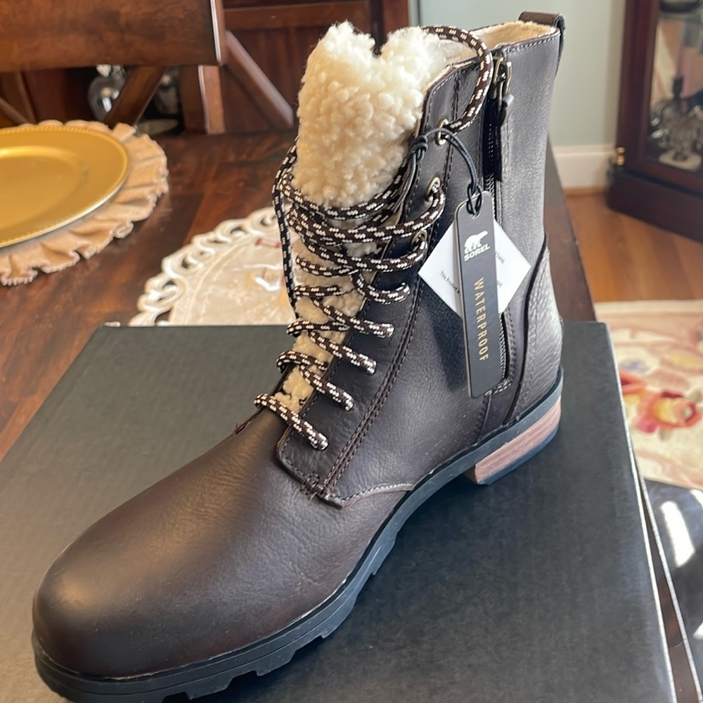 Brand new with tags, Sorel boots.
Emelie short lace cozy blackened brown boots